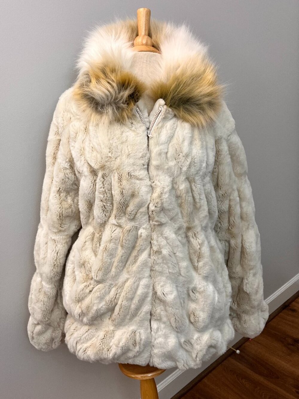 NEW Donna Salyers Fabulous Furs Cream Beige Faux Fur Bomber Jacket Sz L